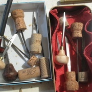 Les outils de gravure emmanchés sur des bouchons en attendant les vrais manches !