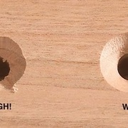 A gauche : pré-forage avant fraisage. A droite : fraisage avant pré-forage