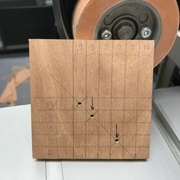 Petit gabarit pour repérer l'emplacement des chevilles (Un trou pour rien :-) )