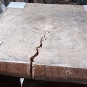 Ça a craqué en dessous (ici le tabouret est retourné)