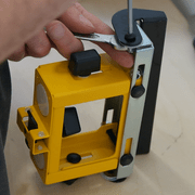 Démontage de la butée de longueur d’origine d’un support DeWALT DE7024 à l’aide d’une clé et d’un tournevis.
