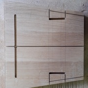 Usinage des demi-panneaux du fond : simplement collés au caisson sur les côtés non parallèle du trapèze, tout le reste est en appui ou en assemblage mécanique.