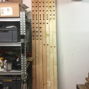 trou de 25mm sur 70 avec 5° vers le haut. et tou les 7,5 cm c'est modulable si besoin