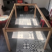Arrivée du piétement collé