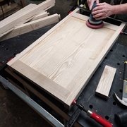 Ne pas oublier de déjà teinter le bord des panneaux. Surtout dans mon cas où le bois va encore maigrir.