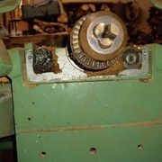 Beaucoup de saletés bloquent la descente de l'arbre à gauche