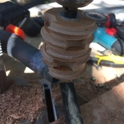 Montage des pièces sur un boulon pour ébavurage au disque à lamelle et papier de verre.