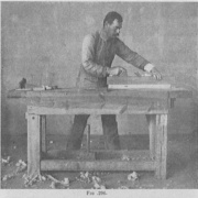 Fig 296 : tenue de la varlope