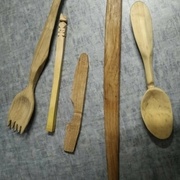 La cuillère-fourchette, un touilleur sculpté, un couteau à étaler des trucs , fourchette à spaghetti et cuillère basique