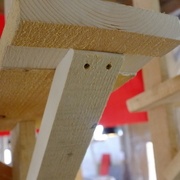 Deux vis viennent appuyer le renfort contre la butée