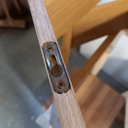 Accroche invisibles incrustée dans l'épaisseur