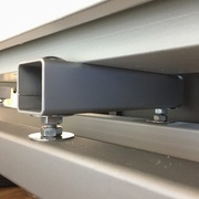 Vue de l'ecrou d'ajustment en hauteur au centre de la poutre