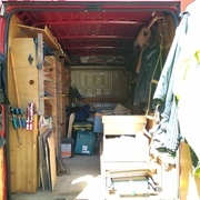 des étagères d'origine mais trafiquées et bricolées au fur et à mesure et des aménagements bricolés