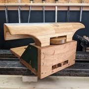 Réglage de hauteur par vis en bois et écrou de blocage