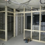 J'ai placé une pièce de bois au départ du mur pour compenser l'angle de ce dernier. Un poteau en angle et tête de cloison placo. Les poteaux sont en 110x110mm et les cadres 88x88mm ceci afin de marquer des carrés et obtenir une finition propre.