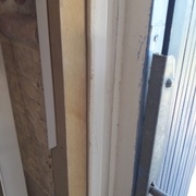 On rajoute une cale de compensation en médium afin de ne pas buter sur la tapée. La cale est recouverte d'une cornière alu