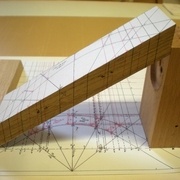 Les traits indiqués par les flèches ne sont pas verticaux du fait du dévers.