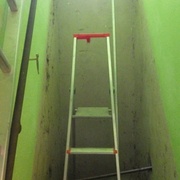 espace un peu étroit - muraillère fixée au linteau par goujons