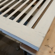 Après la première couche de blanc, l'effet vieilli est trop prononcé pour mes clients. Je rajoute une deuxième couche de blanc.