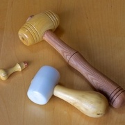 Maillets (buis, frêne, PEHD) et un manche pour une mini-lime