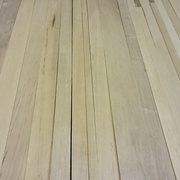 placés sur la table, les différences de couleurs des tasseaux n'est pas mise en valeur