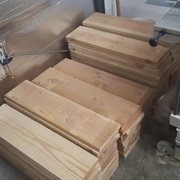 Les planches de 27x200x5000mm sont d'abord débitées