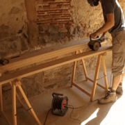 Brossage des planches à la brosse rotative
