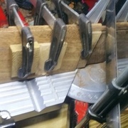 La cale d'angle à gauche (cale de butée) définit la largeur d'un côté de la base est serrée avec 2 presses,