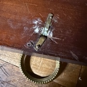 Des quincailleries changées et posées n’importe comment.