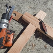 une petite marque de repérage faite au couteau de sculpteur.