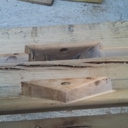 Loge d'accueil d'un des assemblages à onglet dans la poutre maîtresse, avec la mortaise jumelle en retrait pour l'assemblage