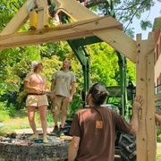 Une fois les réglages fait pour la première structure, elle est maintenue en place avec des chevrons et des serre joints