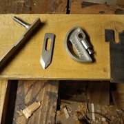 le beading stop, le slitting cutter, le repose came, le fer à moulure.