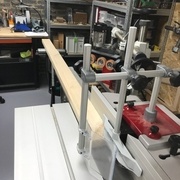 Passage du montant droit de la porte pour l'usinage de la rainure (Arbre inversé)