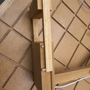 Des butées empêchent de détacher complètement l'extension du socle.