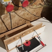 Il faut évidemment reculer la table du mur et se mettre derrière elle pour les usinages