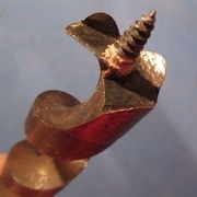 Mèche torse: affûter exclusivement l'intérieur des traçoirs. Attention aux arêtes des traçoirs contigus.