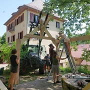 Reglages de position de la 2e structure, fixation définitive des pieds dans la dalle et positionnement des pannes : maintenant cela ne bouge plus pour quelques dizaines d'années !