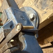 Rivets en laiton pour fixer les crochets.