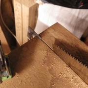 mettre une petite cale pour éviter que le bois ne se resserre sur la lame!