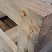 Assemblage à mi-bois chevillé collé