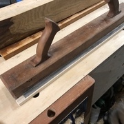 La règle aimantée en position de protection de la lame