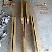 Avivés dégauchis deux faces et sciés une fois dans la largeur