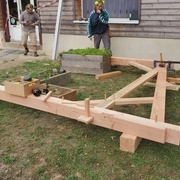 assemblage d'une première ferme au sol prête au levage