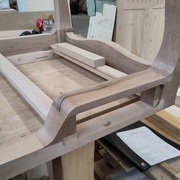 Double beqcuet de la face au premier plan, simple becquet à l'arrière plan sur la traverse côté