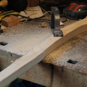 Je laisse le bas du manche droit lors de la découpe pour donner des coups de maillet lors de l'enfilage de la tête