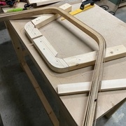 Le gabarit et le pré cintrage en humidifiant les lamelles