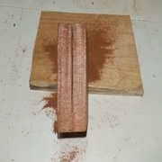 La chute de bois qui est devenue la boîte, en début de coupe