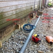 Sabots fixés directement sur bardage sans ventilation. Développement fongique en pieds du bardage par manque d'aération.