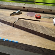 une fois collé sur la ceinture, juste un léger ponçage au 180 et affleurement des cotés